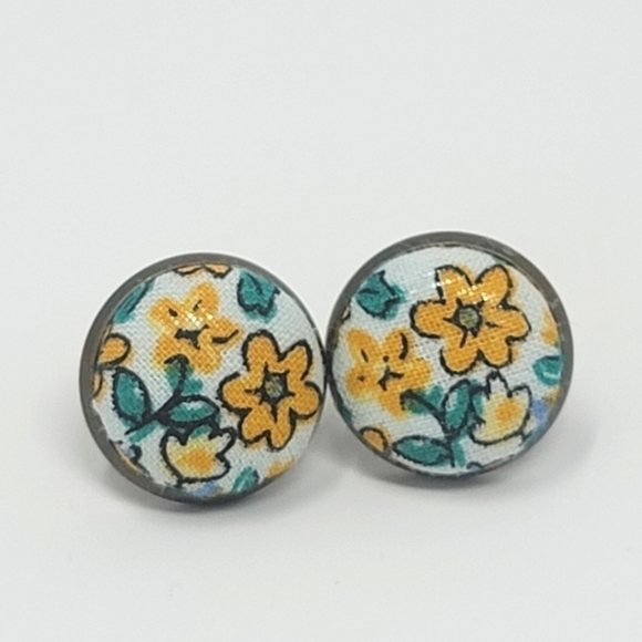 New Handmade | Upcycled Vintage Yellow Green Floral Button Stud Earrings - Picture 1 of 4